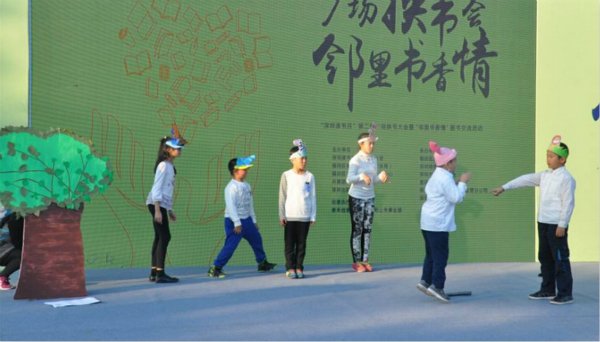 繪本工廠(chǎng)小朋友表演《小豬不會(huì)飛》